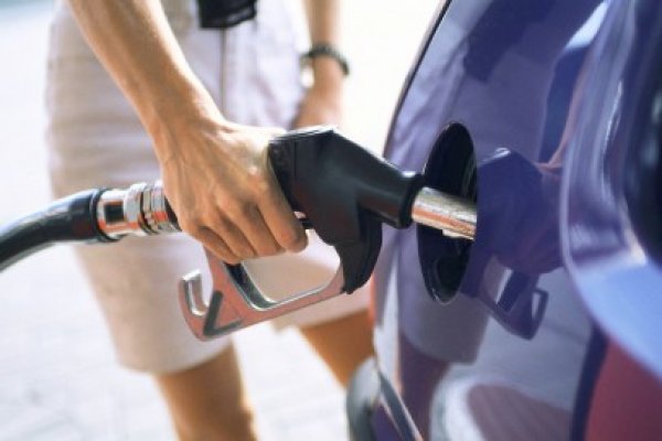 Benzina ar putea sări la 6,15 lei pe litru